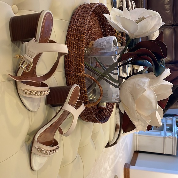 Medium heel coach sandal. Size 6. - Picture 2 of 4